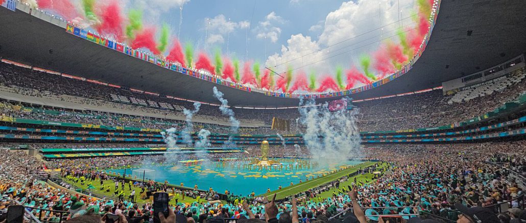 Aficionados viendo una pantalla gigante durante la final del Mundial 2026 en un ambiente digital