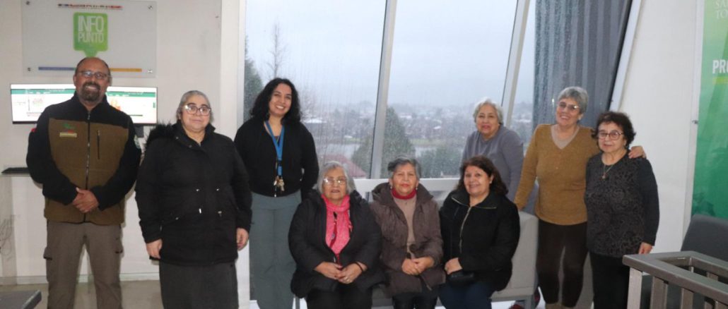 Grupo de personas mayores participando en el programa Vigilantes Ambientales de la UST Valdivia, aprendiendo sobre conservación en el Humedal del Río Cruces.