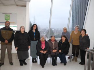 Grupo de personas mayores participando en el programa Vigilantes Ambientales de la UST Valdivia, aprendiendo sobre conservación en el Humedal del Río Cruces.