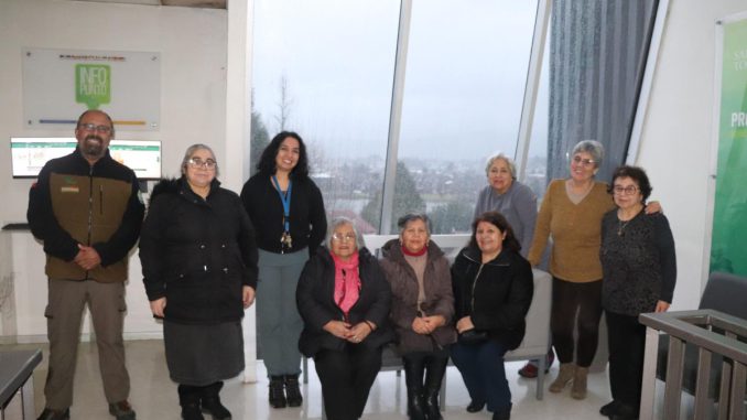 Grupo de personas mayores participando en el programa Vigilantes Ambientales de la UST Valdivia, aprendiendo sobre conservación en el Humedal del Río Cruces.