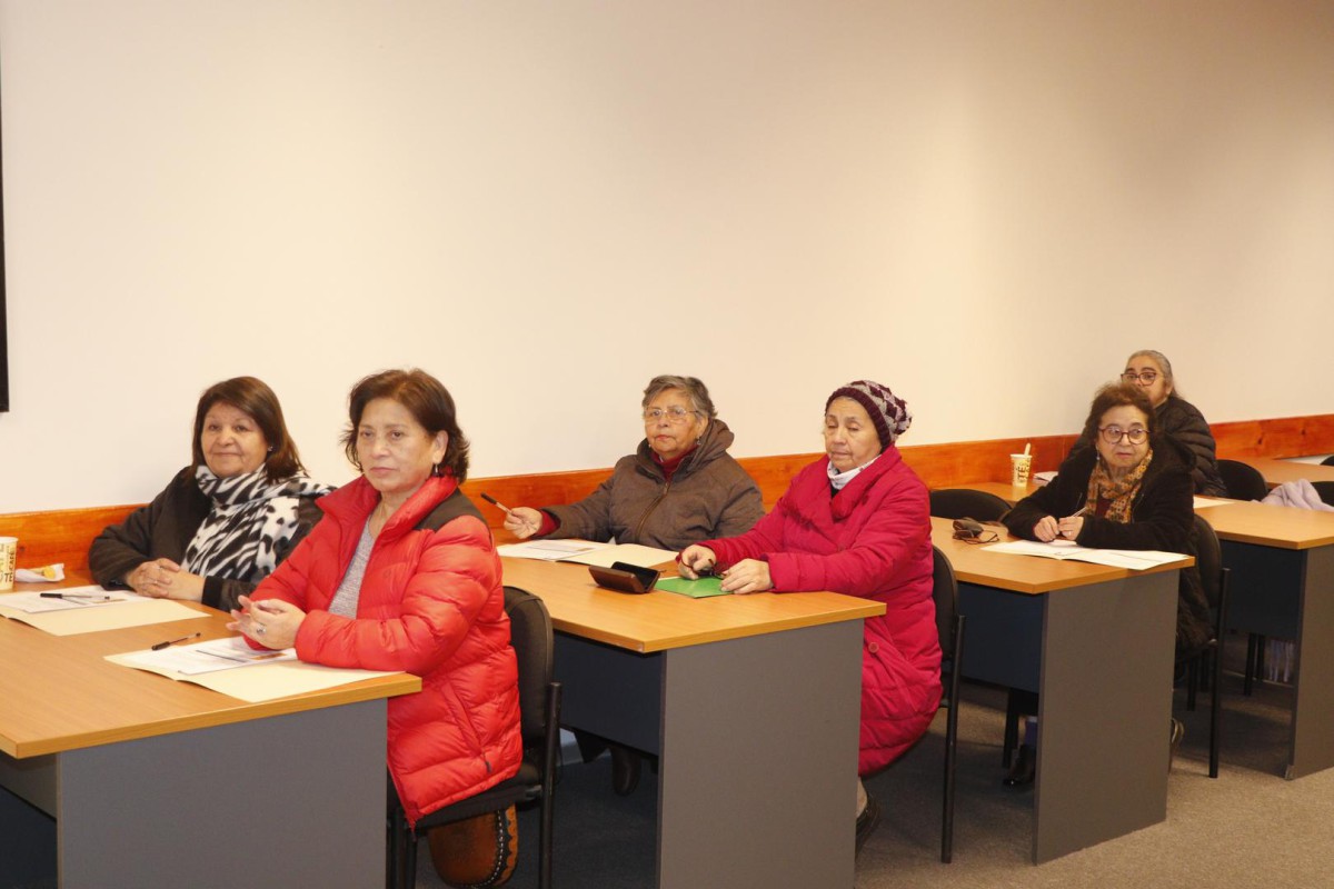 Grupo de personas mayores participando en el programa Vigilantes Ambientales de la UST Valdivia, aprendiendo sobre conservación en el Humedal del Río Cruces.
