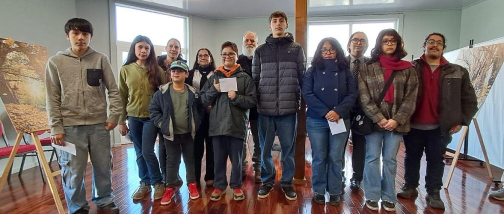 Jóvenes fotógrafos exhiben sus obras premiadas en el concurso 'El Jardín Botánico en Otoño' en Valdivia.