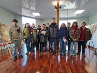 Jóvenes fotógrafos exhiben sus obras premiadas en el concurso 'El Jardín Botánico en Otoño' en Valdivia.