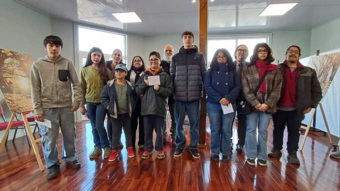 Jóvenes fotógrafos exhiben sus obras premiadas en el concurso 'El Jardín Botánico en Otoño' en Valdivia.