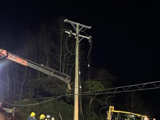 Brigadas de Saesa trabajando en la reparación de postes eléctricos dañados por el temporal en la región de Los Ríos.