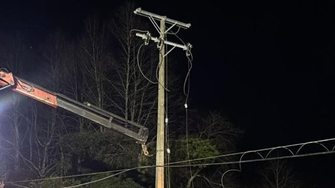 Brigadas de Saesa trabajando en la reparación de postes eléctricos dañados por el temporal en la región de Los Ríos.