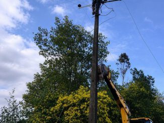 Brigadas de Saesa trabajando en la reposición del suministro eléctrico tras temporal en la región de Los Ríos.
