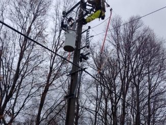 Brigadas de Saesa trabajando en la reparación de líneas eléctricas afectadas por el temporal en la Región de Los Ríos.