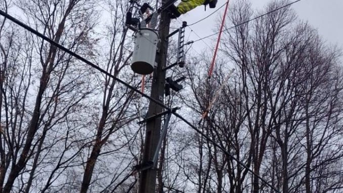 Brigadas de Saesa trabajando en la reparación de líneas eléctricas afectadas por el temporal en la Región de Los Ríos.