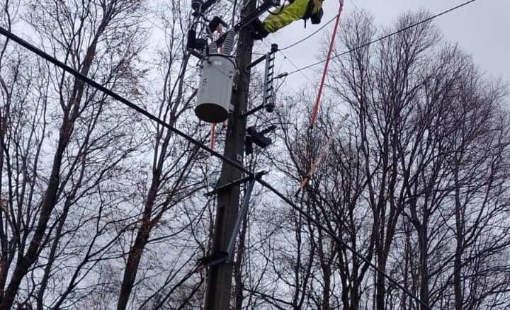 Brigadas de Saesa trabajando en la reparación de líneas eléctricas afectadas por el temporal en la Región de Los Ríos.