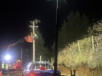 Trabajadores de Saesa reparando la red eléctrica en Los Ríos tras el sistema frontal