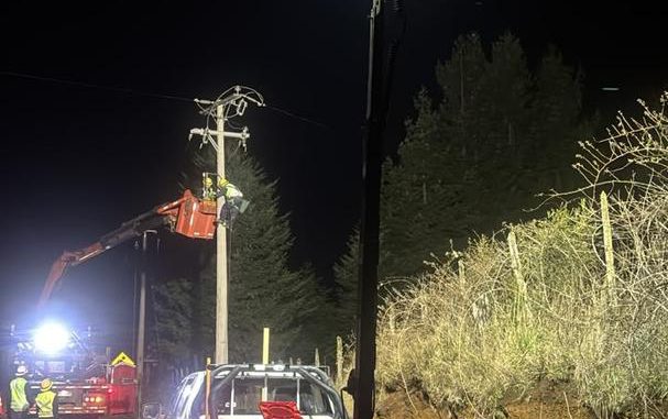 Trabajadores de Saesa reparando la red eléctrica en Los Ríos tras el sistema frontal