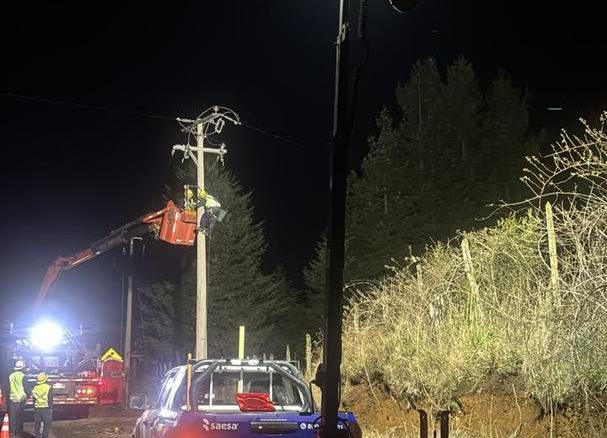 Trabajadores de Saesa reparando la red eléctrica en Los Ríos tras el sistema frontal