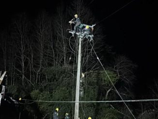 Brigadas de Saesa trabajando en la reparación de líneas eléctricas tras el paso de un sistema frontal en Los Ríos