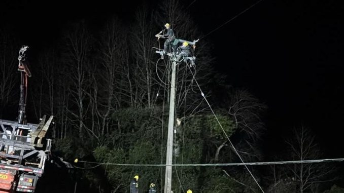 Brigadas de Saesa trabajando en la reparación de líneas eléctricas tras el paso de un sistema frontal en Los Ríos