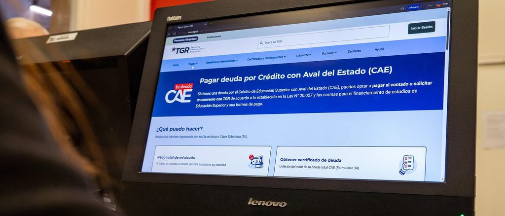 Edificio de la Tesorería General de la República en proceso de atención a usuarios con CAE