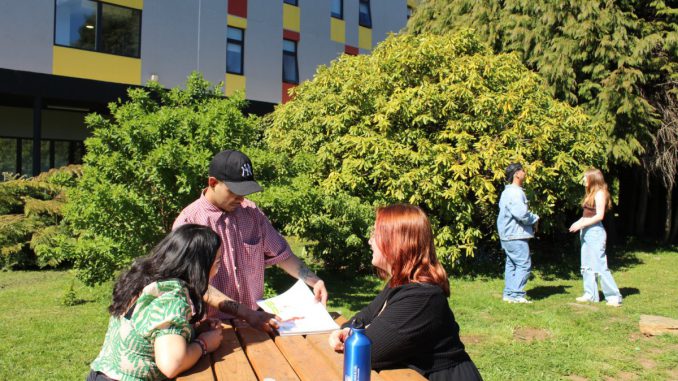 Estudiantes de cuarto medio de Los Ríos y Los Lagos participando en el Programa Elijo Pedagogía de la UACh.