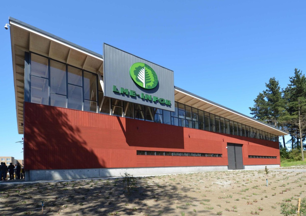 Autoridades de la Universidad de Los Lagos e INFOR firmando acuerdo de colaboracion academica en Chiloé