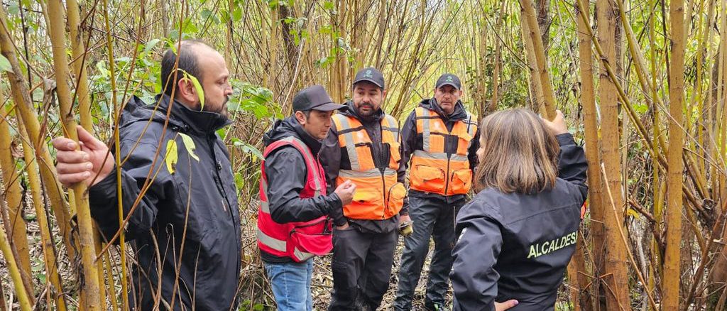 Equipos municipales de Valdivia realizando labores de limpieza y drenaje durante un temporal de lluvias.
