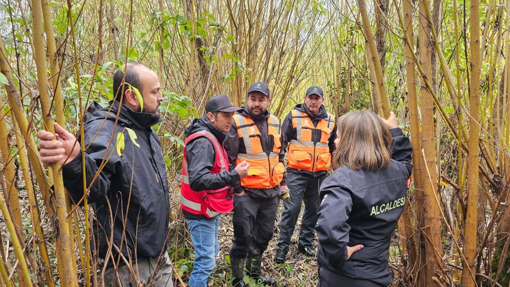 Equipos municipales de Valdivia realizando labores de limpieza y drenaje durante un temporal de lluvias.