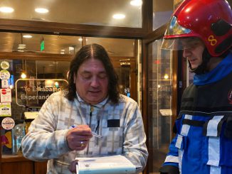 Autoridades y representantes convocando a empresas locales a sumarse a la campaña de donaciones de Bomberos de Valdivia a través de la boleta del agua