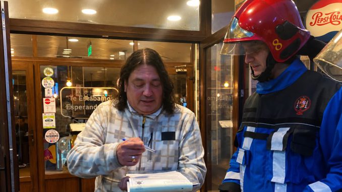 Autoridades y representantes convocando a empresas locales a sumarse a la campaña de donaciones de Bomberos de Valdivia a través de la boleta del agua