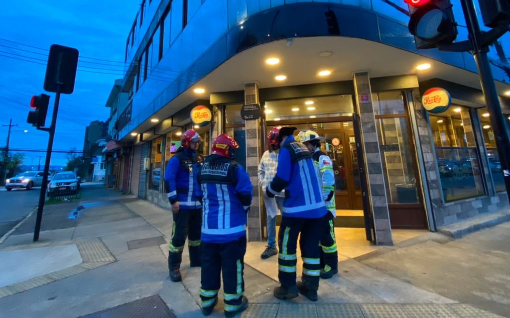 Autoridades y representantes convocando a empresas locales a sumarse a la campaña de donaciones de Bomberos de Valdivia a través de la boleta del agua