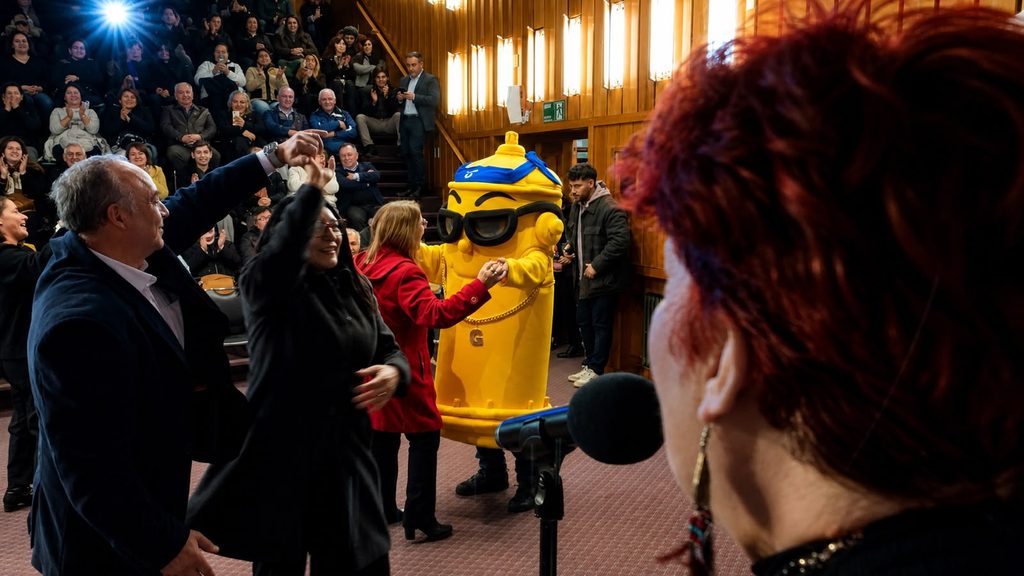 Ceremonia de entrega de fondos concursables a juntas de vecinos de Valdivia por parte de Aguas Décima.