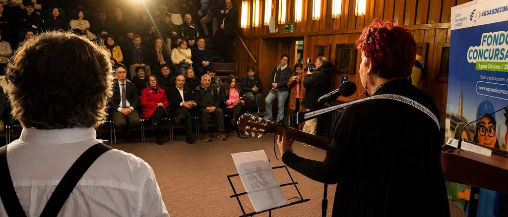 Ceremonia de entrega de fondos concursables a juntas de vecinos de Valdivia por parte de Aguas Décima.
