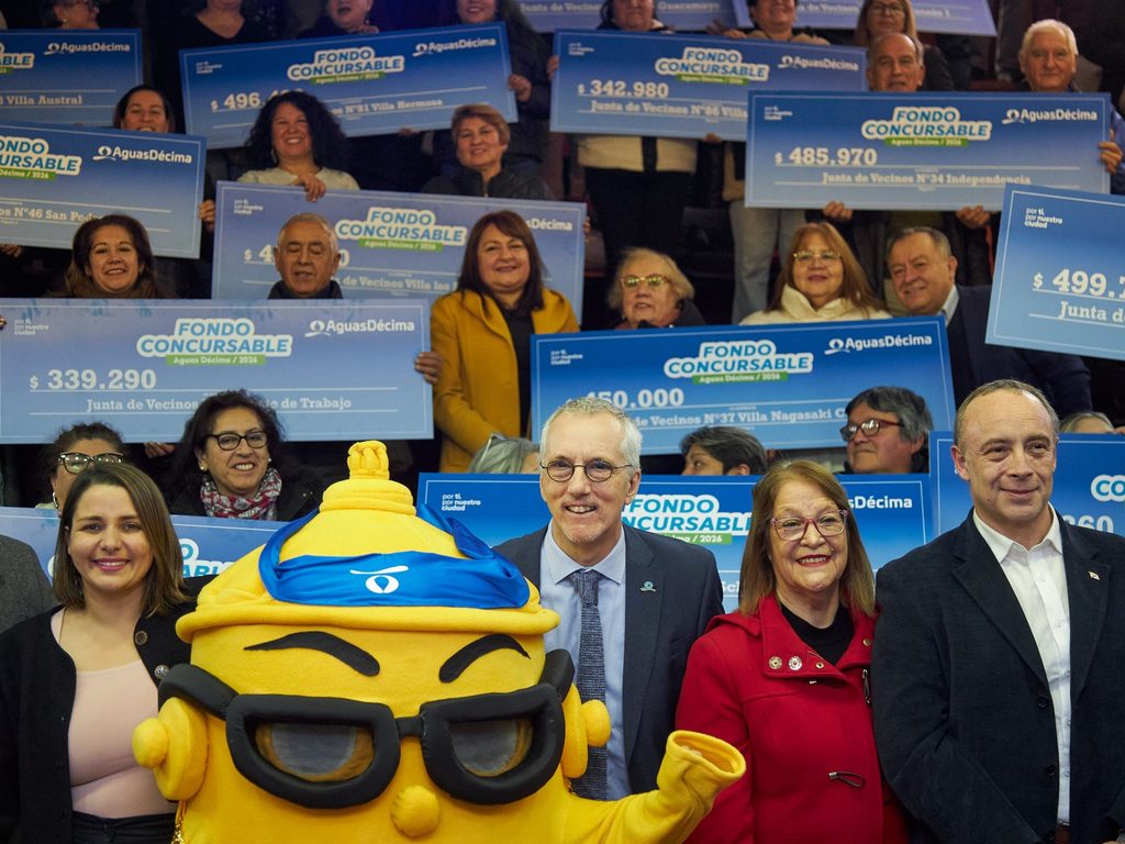 Ceremonia de entrega de fondos concursables a juntas de vecinos de Valdivia por parte de Aguas Décima.