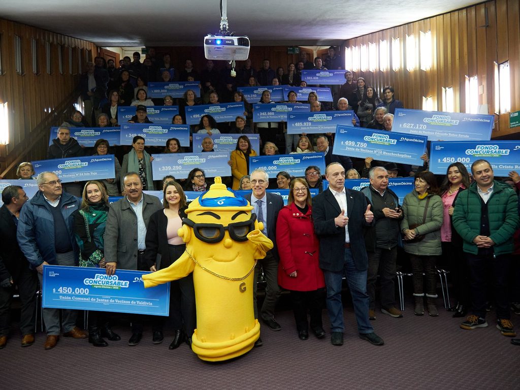 Ceremonia de entrega de fondos concursables a juntas de vecinos de Valdivia por parte de Aguas Décima.