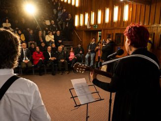 Ceremonia de entrega de fondos concursables a juntas de vecinos de Valdivia por parte de Aguas Décima.
