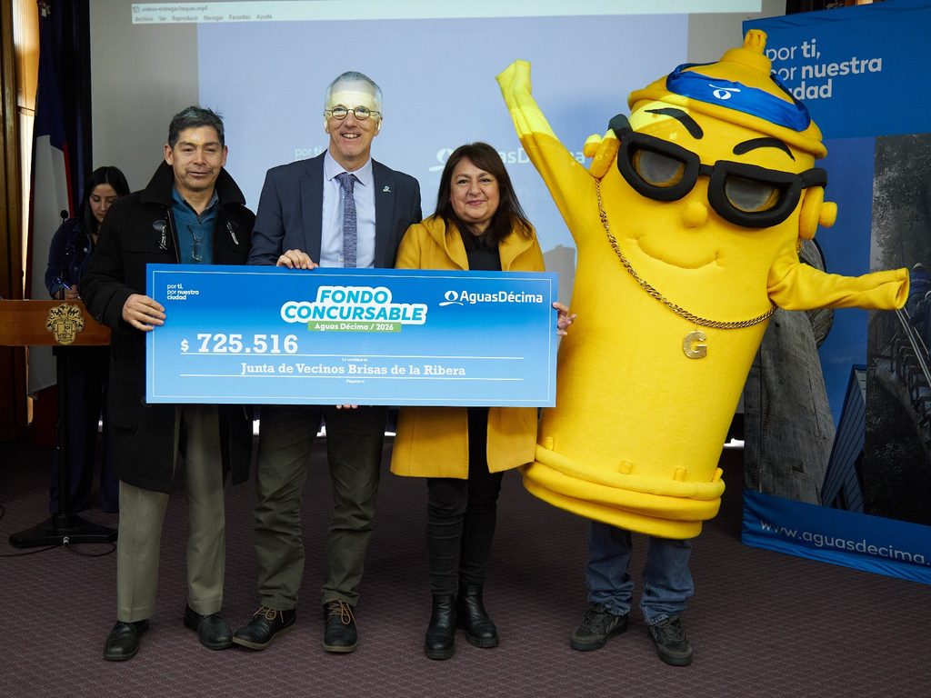 Ceremonia de entrega de fondos concursables a juntas de vecinos de Valdivia por parte de Aguas Décima.