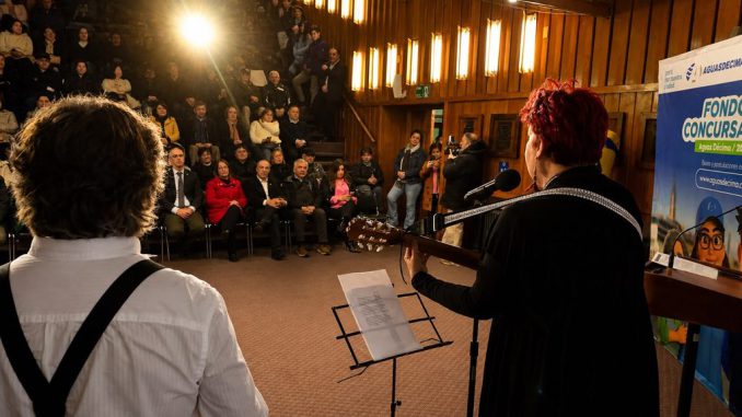 Ceremonia de entrega de fondos concursables a juntas de vecinos de Valdivia por parte de Aguas Décima.