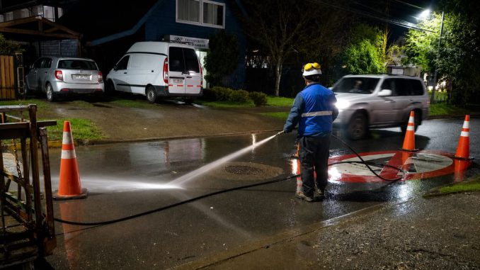 Personal de Aguas Décima realizando labores de mantenimiento y limpieza en alcantarillados de Valdivia ante riesgos de inundación