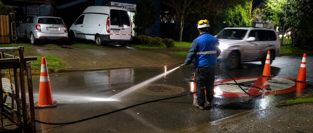 Personal técnico de Aguas Décima realizando labores de mantenimiento y limpieza en alcantarillados de Valdivia