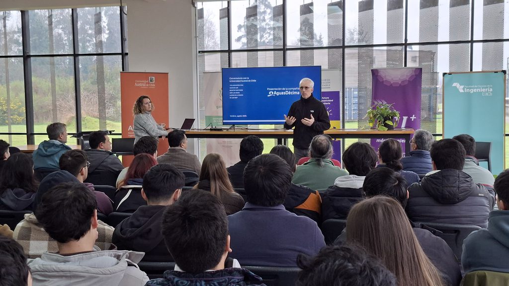 Académicos y expertos sanitarios en conversatorio sobre gestión de aguas lluvia en el Centro de Innovación 14K de la UACh