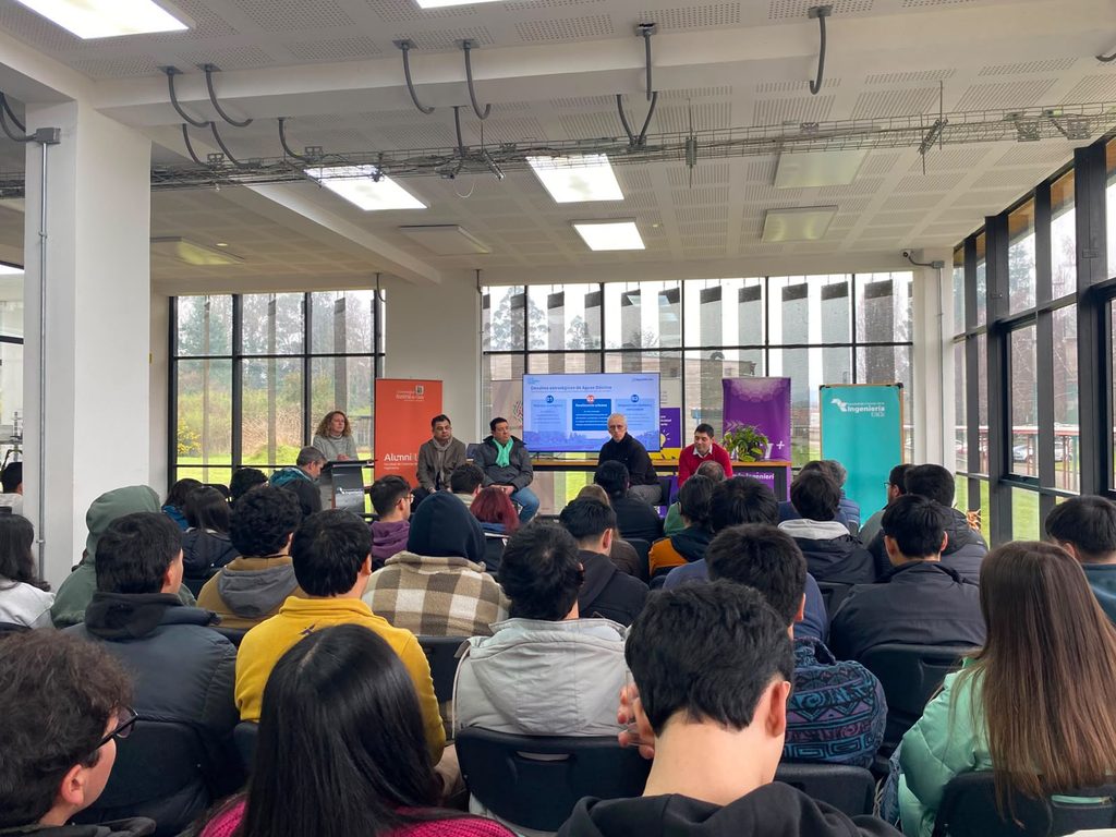Académicos y expertos sanitarios en conversatorio sobre gestión de aguas lluvia en el Centro de Innovación 14K de la UACh