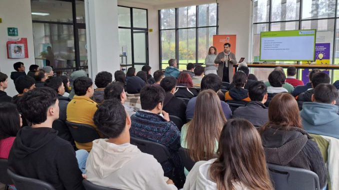 Académicos y expertos sanitarios en conversatorio sobre gestión de aguas lluvia en el Centro de Innovación 14K de la UACh