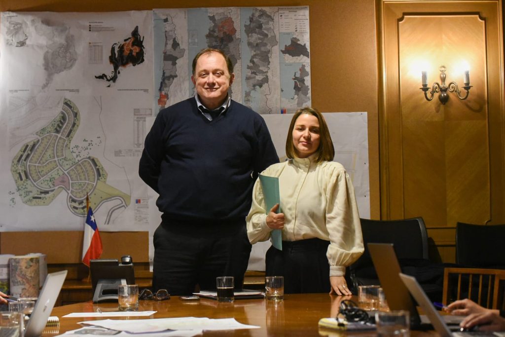 Alcaldesa Carla Amtmann junto al ministro de Vivienda Ivan Poduje en reunion de trabajo