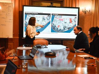 Alcaldesa Carla Amtmann junto al ministro de Vivienda Ivan Poduje en reunion de trabajo