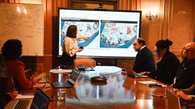 Alcaldesa Carla Amtmann junto al ministro de Vivienda Ivan Poduje en reunion de trabajo