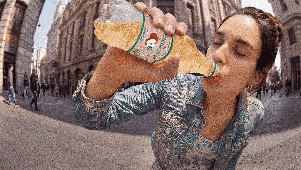 Botellas de agua Benedictino con gas en sabores de manzana y limón sobre fondo fresco