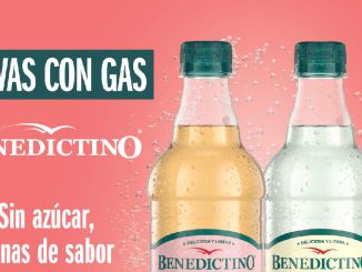 Botellas de agua Benedictino con gas en sabores de manzana y limón sobre fondo fresco