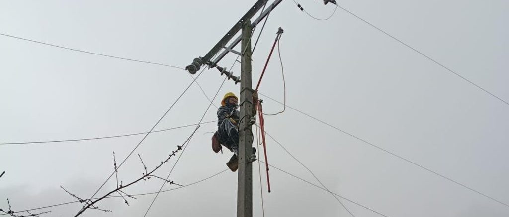 Brigadas de Saesa realizando reparaciones en líneas eléctricas tras el paso de un sistema frontal en la Región de Los Ríos.