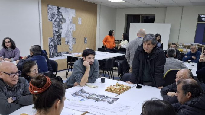 Vecinos y autoridades municipales revisando los planos del diseño final para el proyecto Pasaje Orella en Valdivia