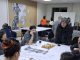 Vecinos y autoridades municipales revisando los planos del diseño final para el proyecto Pasaje Orella en Valdivia