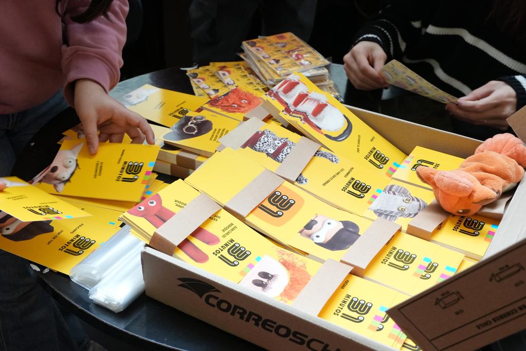 Colección oficial de sellos postales de los personajes de 31 Minutos lanzada por CorreosChile