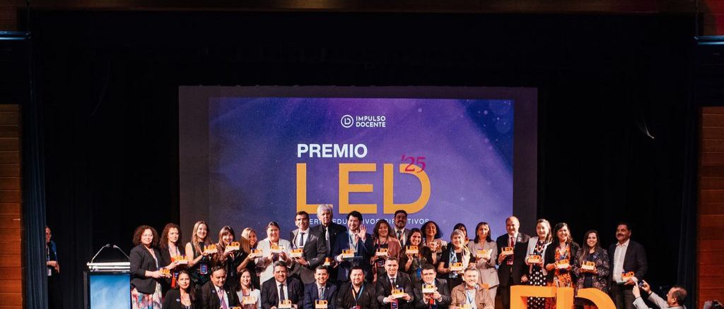 Grupo de directores y líderes educativos celebrando su selección como finalistas del Premio LED 2026 en Chile.