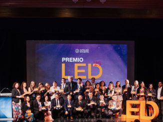 Grupo de directores y líderes educativos celebrando su selección como finalistas del Premio LED 2026 en Chile.